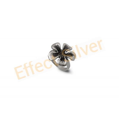 Ring with floral design